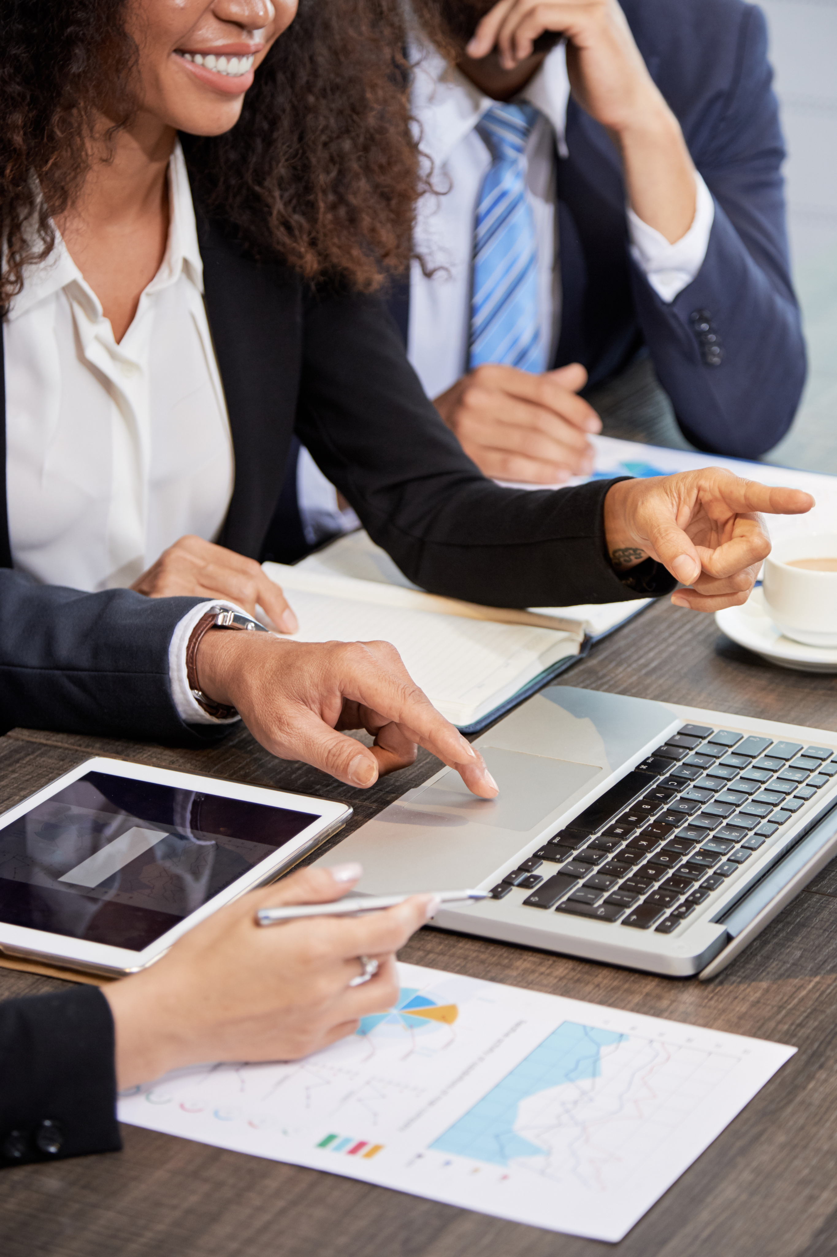 Personas revisando información financiera en una tableta.