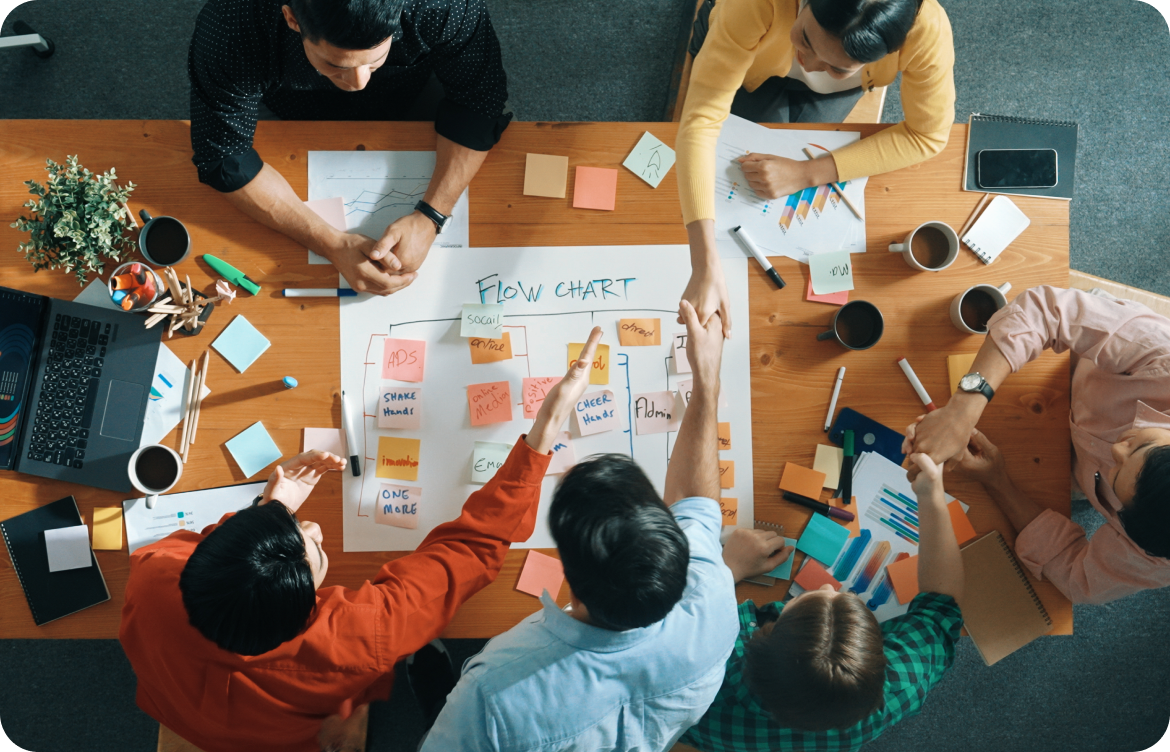 Equipo de planificación estratégica con notas de trabajo