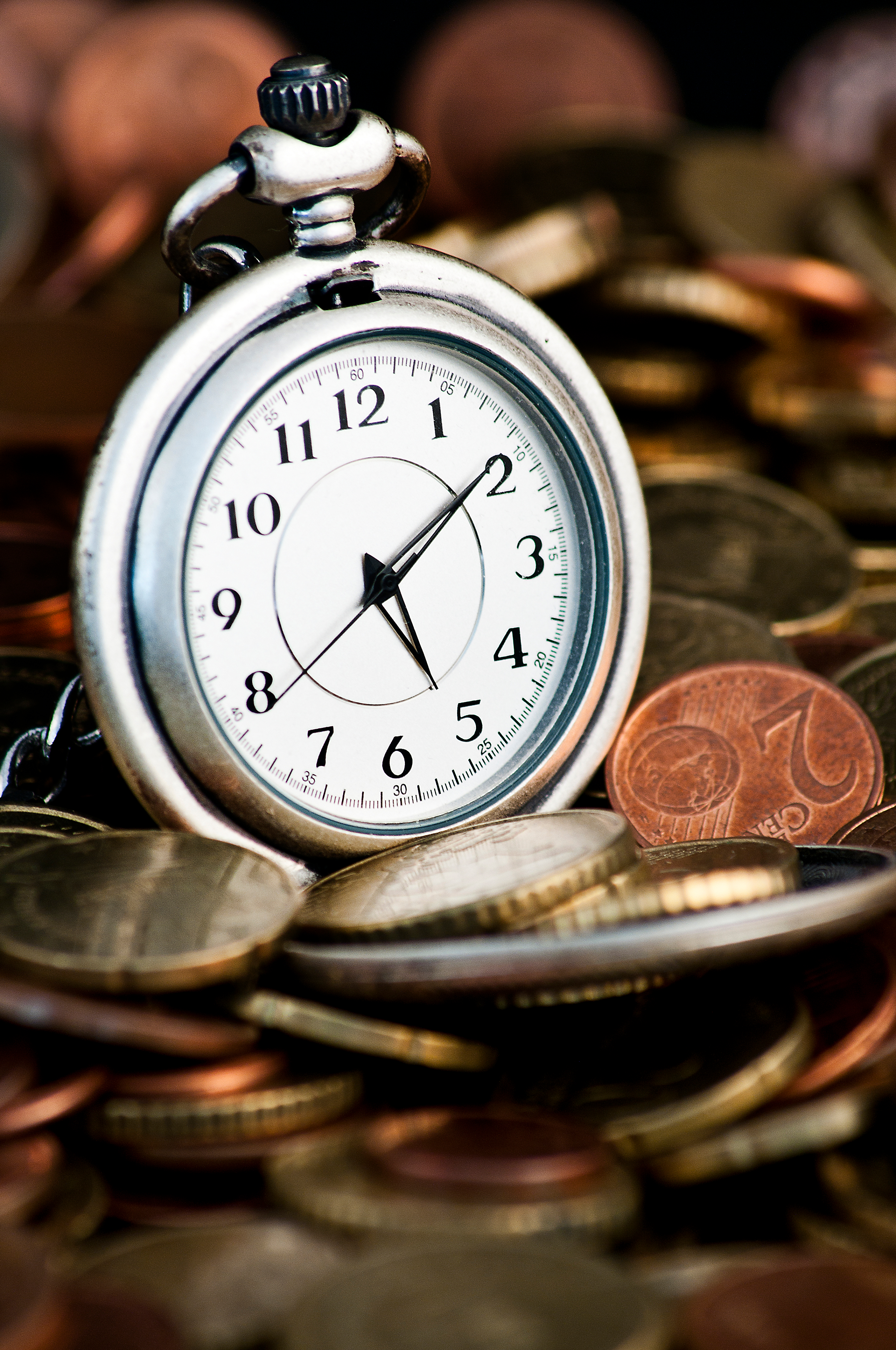 Reloj y monedas para una inversión.