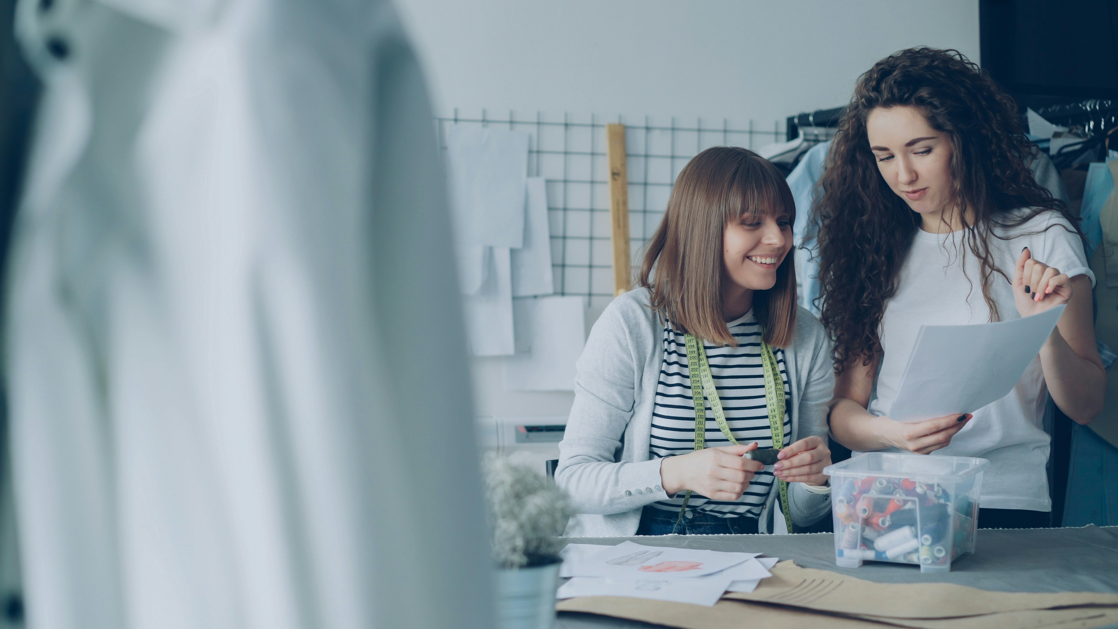 Mujeres desarrollando un proyecto.